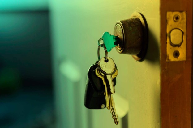 Advantages & Disadvantages of On The Spot Lock Fixes